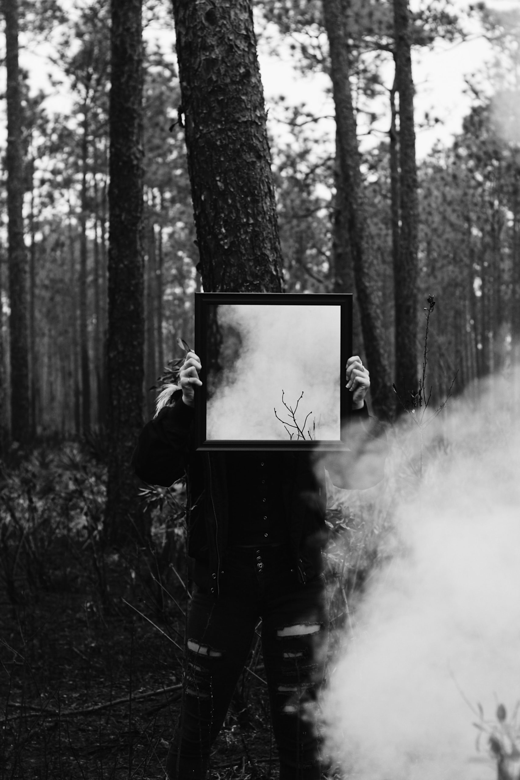 Person im Wald mit Spiegel in den Händen