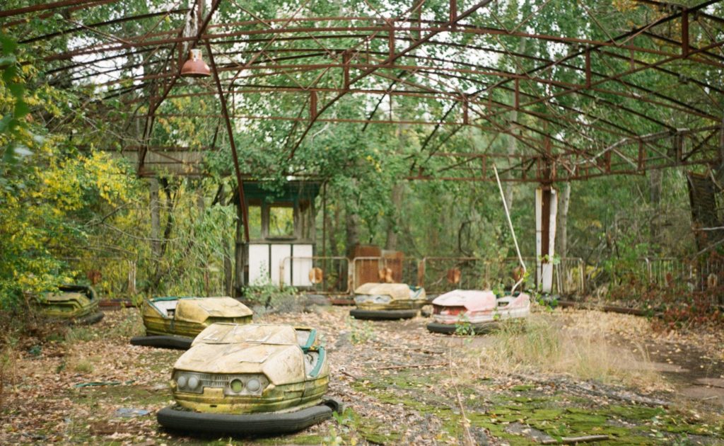 Ein verlassener Spielplatz mit alten Autoscootern in der Nähe von Tschernobyl.